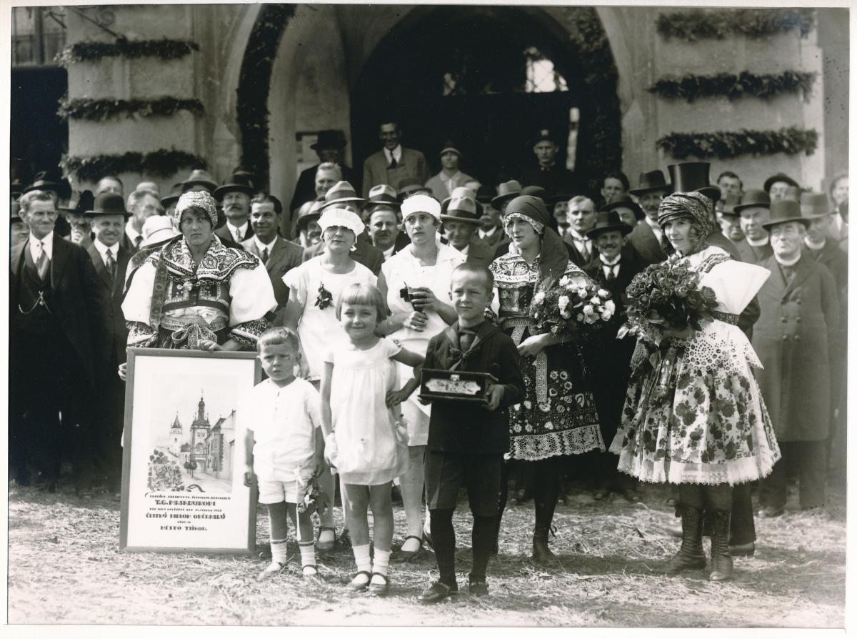 Uvítací družina Tišnova čeaká na T.G. Masaryka