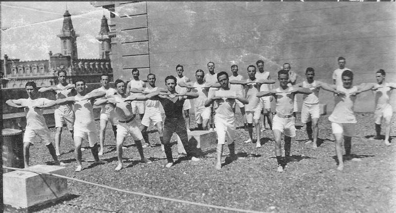 Hodina tělocviku v roce 1918