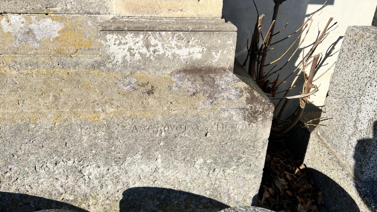 4.  Signum kameníka A. Novotného na jednom z tišnovských náhrobků