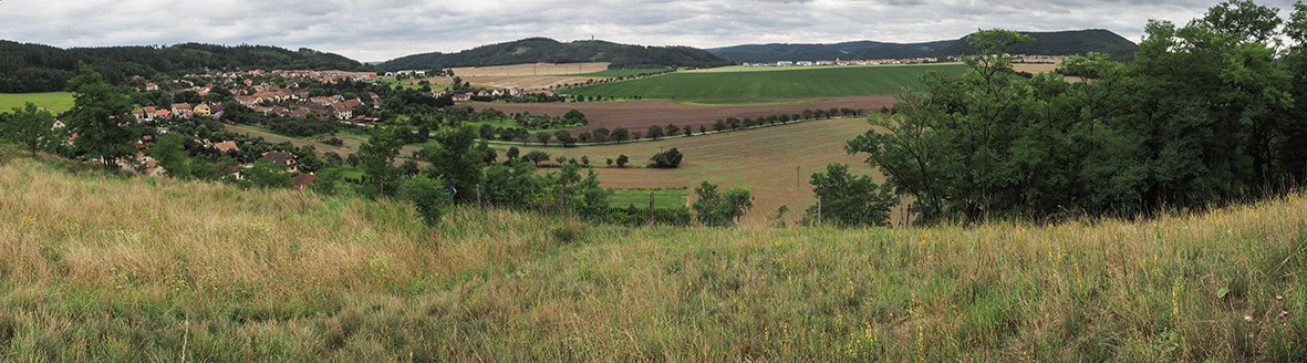 Obr. 6: Pohled z hradiště v Železném na jihovýchod ke Svratce, na Klucaninu a dále na Květnici (foto: M. Sysel).   