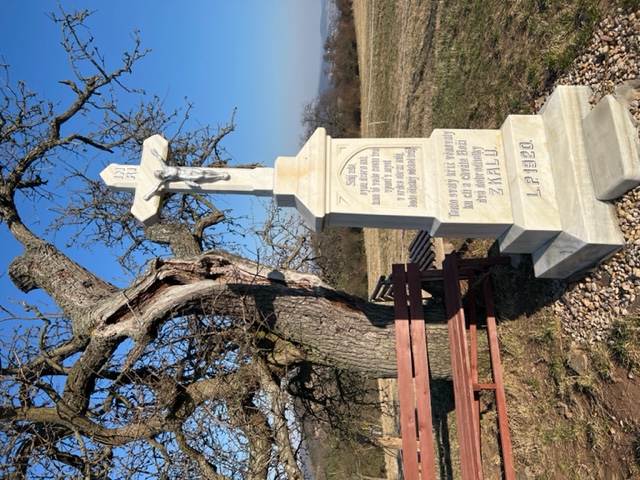 2. Křížek z nedvědického mramoru mezi obcemi Kaly a Horní Loučky