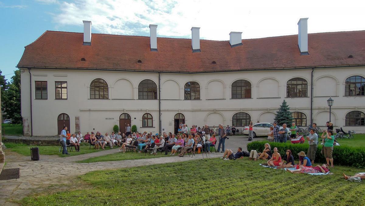 Skoro stovka návštěvníků poslouchá výklad Mgr. A. Flídra