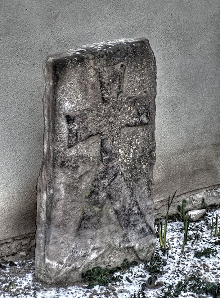 Kámen s golgotským křížem na Klášterské ulici