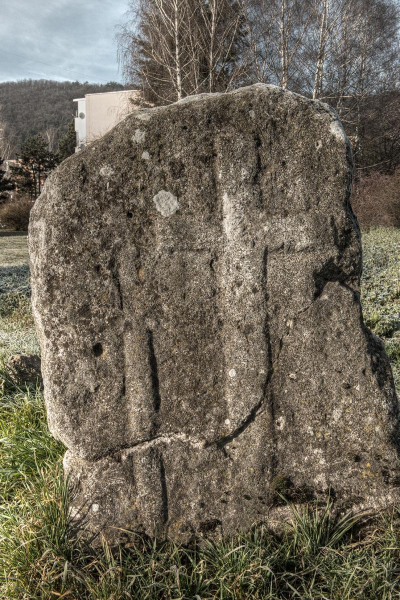 Křížový kámen s petroglyfem dýky nebo meče u silnice k Lomničce