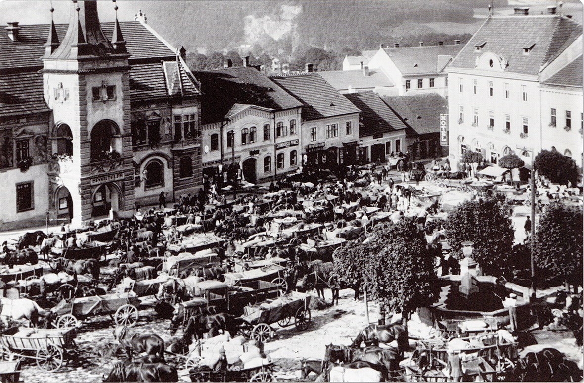 Trh na náměstí (dnes náměstí Míru) v Tišnově - takhle mohl vypadat trh výroční