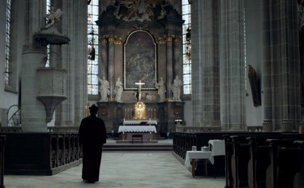 Interiér doubravnického kostela v jednom z dílů seriálu