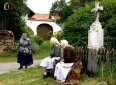 Babičky se scházejí u křížku v epizodě Majlant